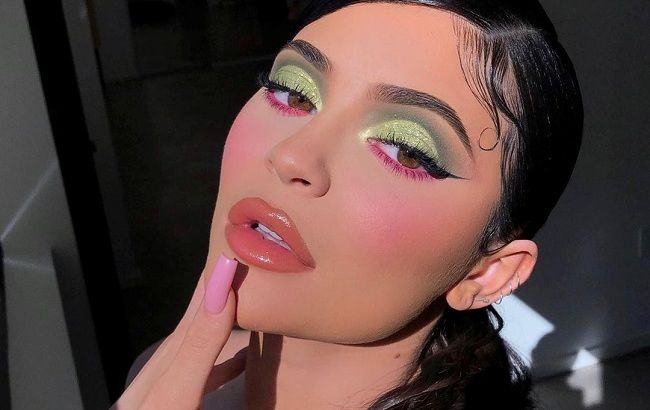 Кайли Дженнер соблазняет роскошными формами в откровенном купальнике