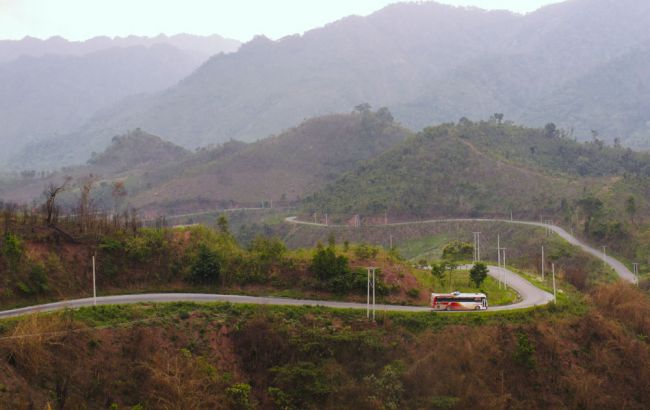 В Лаосе&nbsp;туристический&nbsp;автобус упал в 30-метровый овраг, есть погибшие