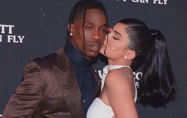 Вся семья в сборе: роскошная Кайли Дженнер блистает на красной дорожке с  возлюбленным и дочерью