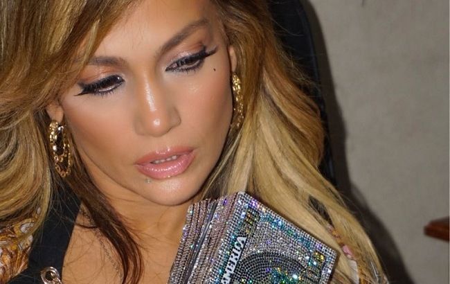 Чистое золото: Дженнифер Лопес блистала на красной дорожке в откровенном платье без белья