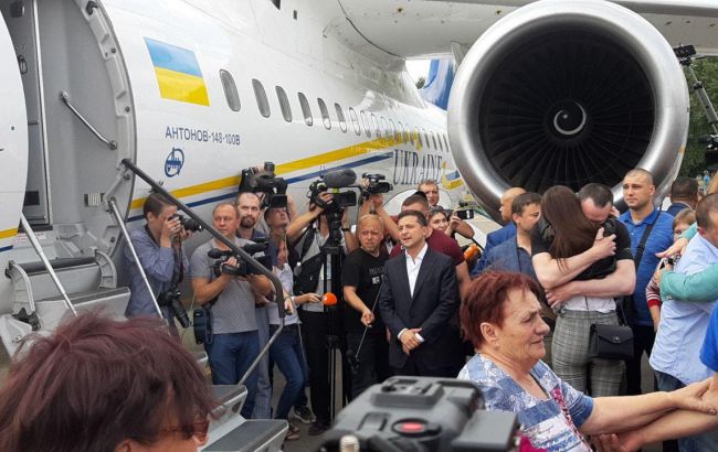 Зеленский в "Борисполе" встретил освобожденных украинцев