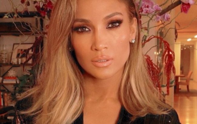 Еще моложе: 50-летняя Дженнифер Лопес восхищает цветущим внешним видом