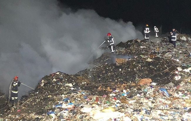 Под Ровно потушили пожар на свалке