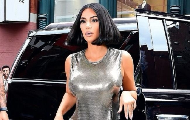 В сріблястому міні: Кім Кардашьян захопила апетитною фігурою у відвертому вбранні