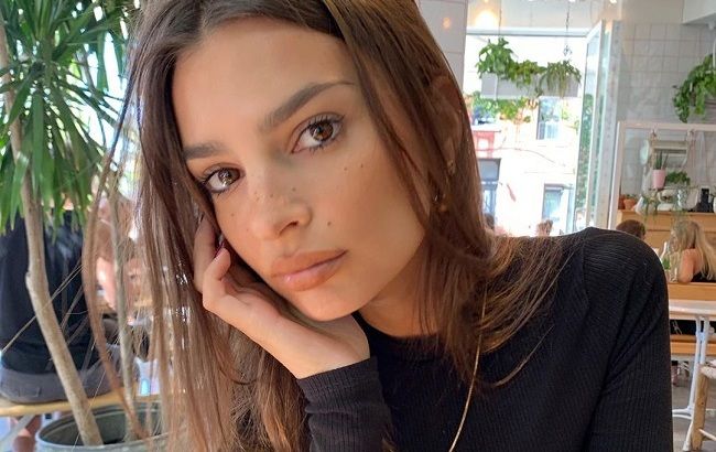 Эмили Ратаковски демонстрирует самые модные джинсы осени и соблазнительную фигуру