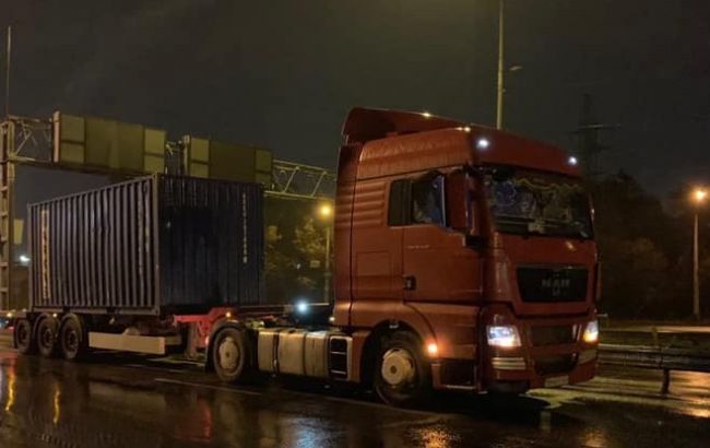 У Києві автомобіль зіткнувся з фурою, є постраждалий