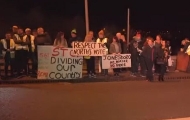 На границе Северной Ирландии собрались демонстранты из-за опасений по поводу Brexit