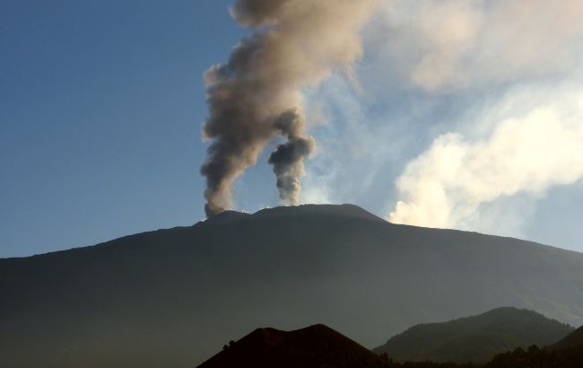 На вулкане Этна зафиксировали новое извержение: Италия "закрыла" небо