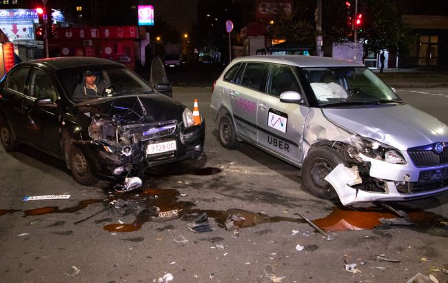 В Киеве столкнулись два такси, есть пострадавшие