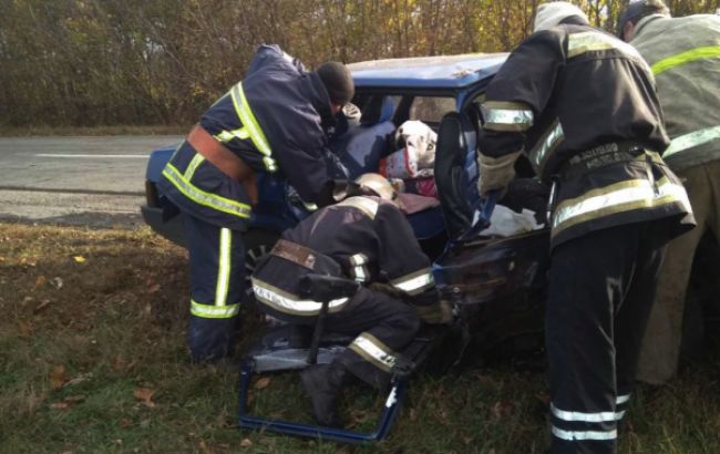 В Харьковской области грузовик столкнулся с легковушкой, есть жертва