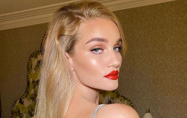 В "голом" платье и под руку с любимым: Роузи Хантингтон-Уайтли в роскошном наряде блистает в Лондоне