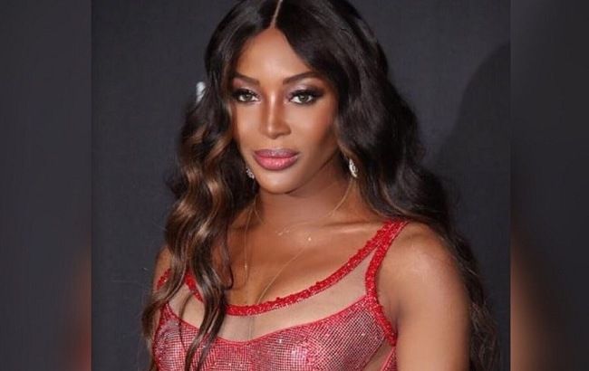 Шик и блеск: 49-летняя Наоми Кэмпбелл покорила идеальной фигурой в роскошном платье