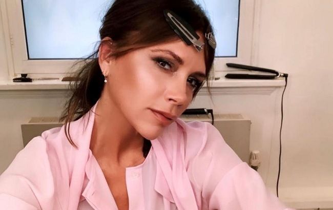 Нежная блуза и яркие туфли: Виктория Бекхэм учит сочетать вещи контрастных оттенков