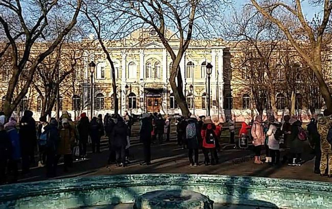 У Миколаєві "замінували" всі школи міста