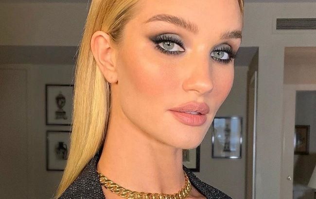 Безупречный total white: Роузи Хантингтон-Уайтли показала, как носить самый модны костюм этого лета