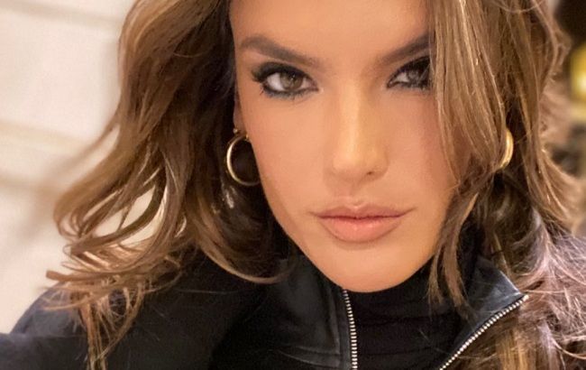 Девушка рокера: Алессандра Амбросио восхитила стройной фигурой в эффектном total look