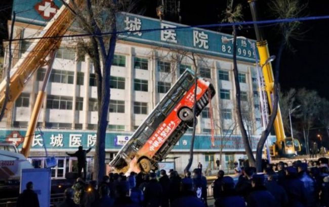 В Китае автобус провалился под асфальт, есть погибшие и пострадавшие