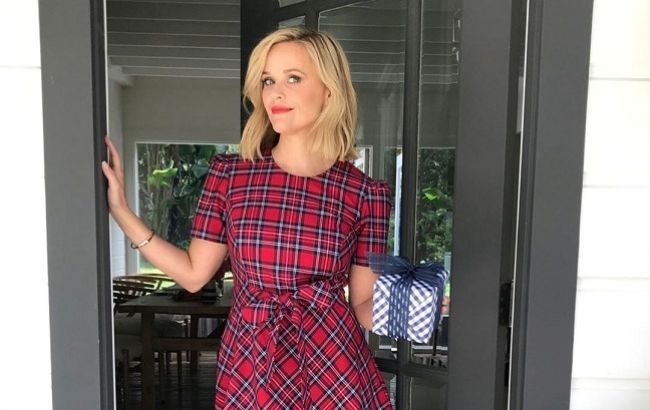 Она не меняется! 43-летняя Риз Уизерспун блеснула стройными ногами в ярком образе total pink