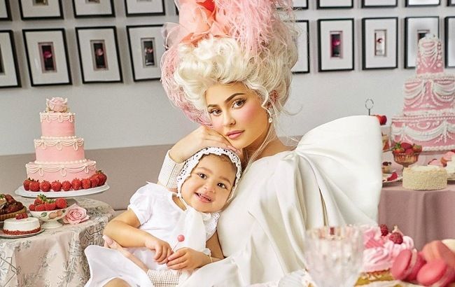 Королева офиса: Кайли Дженнер покорила роскошным телом в необычных образах для Harper's BAZAAR