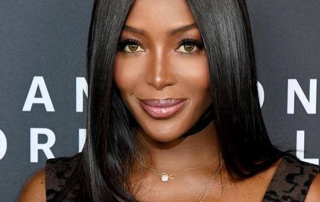 Королева подиума: Наоми Кэмпбелл блеснула стройными ножками в эффектном платье