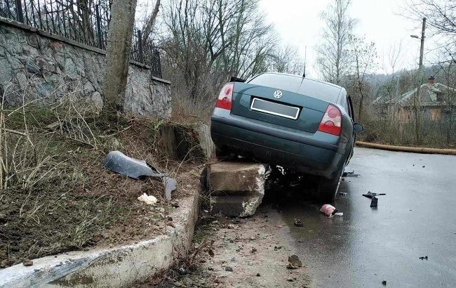 В Полтаве водитель убегал от полицейских и врезался в отбойник