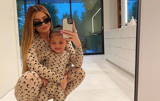 Слишком мило! Кайли Дженнер "осчастливила" сеть необычным фото 2-летней дочери