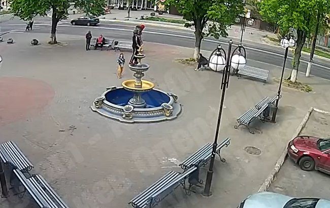 Женщина с ребенком на плечах рухнула с 3-метрового фонтана: видео ЧП под Киевом