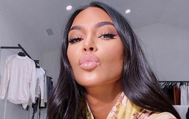 Вона ідеальна: Кім Кардашьян захопила пишними формами в ефектному вбранні