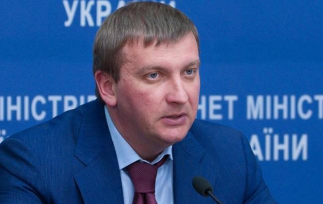 Петренко запевнив, що в Мінюсті не доплачують зарплату у конвертах