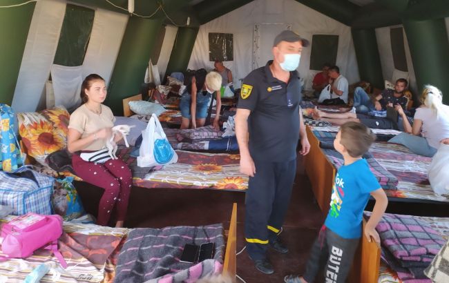 Бойовики обмежують пропуск через КПВВ, люди ночують в наметах