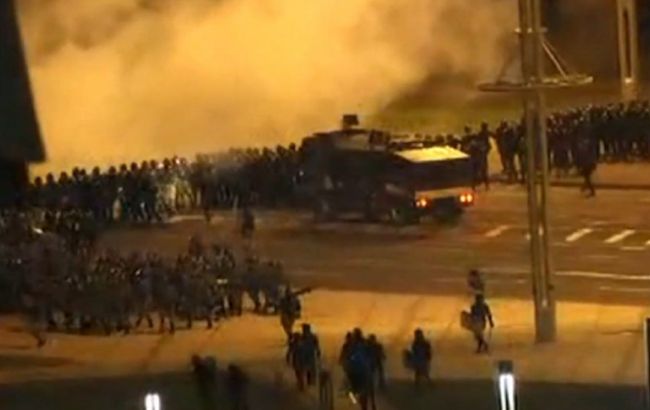 У Мінську силовики почали штурм барикад