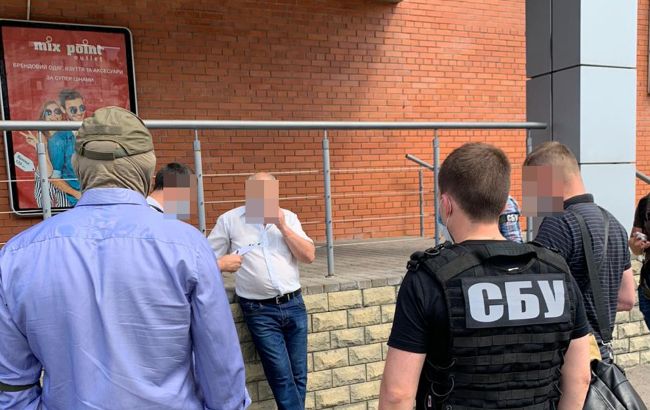 Сотрудника СБУ подозревают в госизмене: передал секретную информацию в конфетах