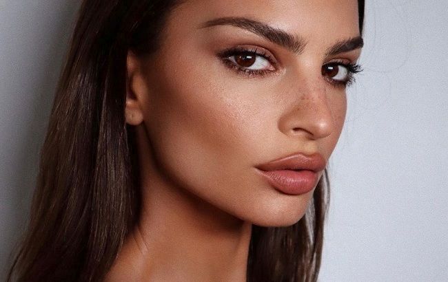 Для быстрого результата: Эмили Ратаковски раскрыла главный секрет своей сияющей кожи