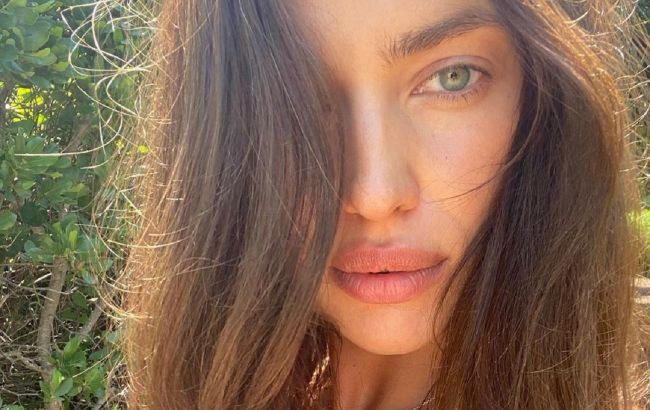 Вона ідеальна: Ірина Шейк показала струнке тіло у відвертому бікіні