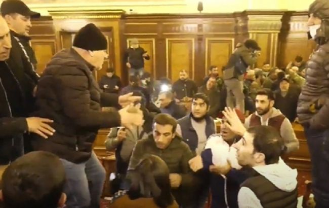 В Ереване начались протесты после договоренностей о перемирии в Карабахе