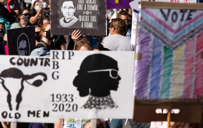 В США тысячи людей вышли на акции протеста против Трампа