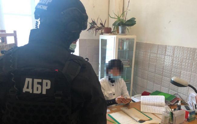 ДБР викрило медика, яка вимагала хабарі від поранених військових