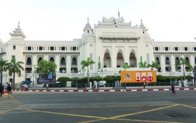 Переворот в М'янмі: лікарі загрожують страйком, в соцмережах закликають до протесту