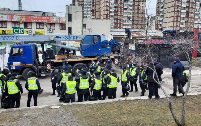 На Троещине массово сносят МАФы, подтянулась полиция: "сколько малого бизнеса накрылось"