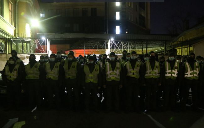 Задержание сторонника Стерненко под ОП: возле отделения полиции произошли стычки