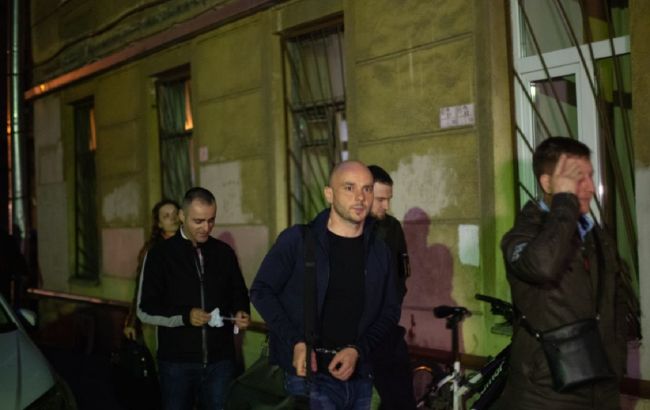 В Санкт-Петербурге силовики сняли с самолета оппозиционера "Открытой России"