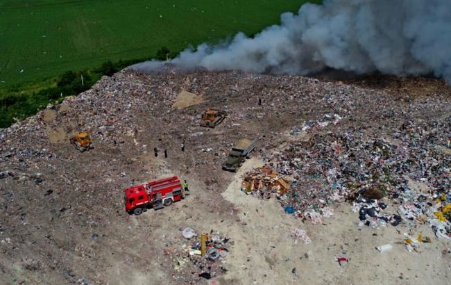 Під Тернополем горить сміттєзвалище