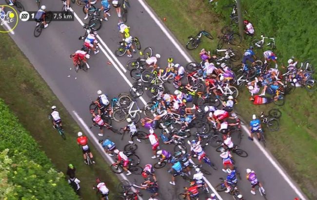 Во Франции задержали женщину, устроившую аварию на велозаезде "Тур де Франс"