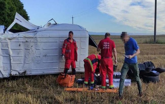 Уснул за рулем: в Волынской области микроавтобус слетел в кювет, есть пострадавшие