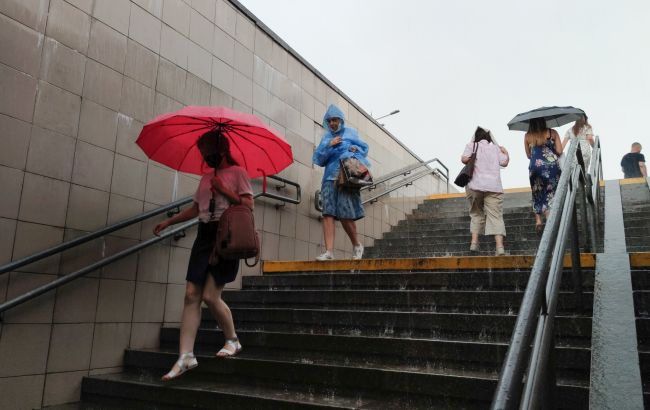 В Киеве мощный ливень затопил город и повалил деревья: фото и видео ненастья