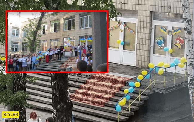 В Киеве вход в школу устелили ковром, который закрыт наглухо: "зайдут не все" (фото)
