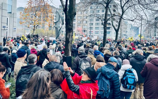 В Брюсселе полиция слезоточивым газом разогнала протест против карантина