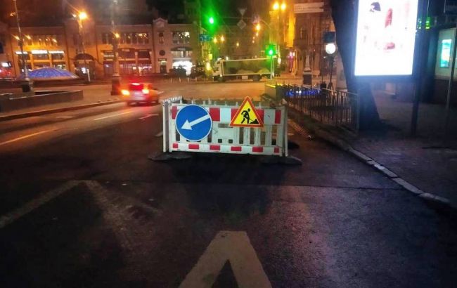 Рух обмежено. В центрі Києва є ризик повторного провалу асфальту: ситуація на дорогах