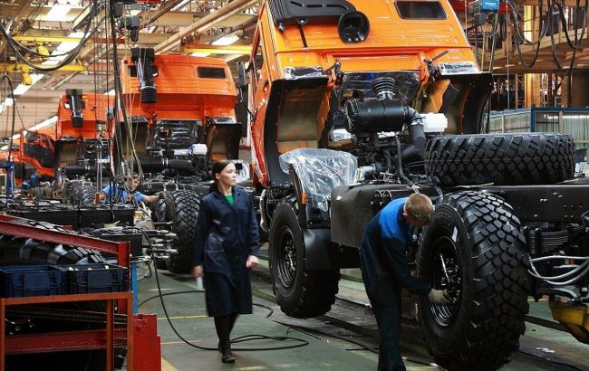 Человек в телогрейке: в России хотят использовать заключенных для работы на автозаводах