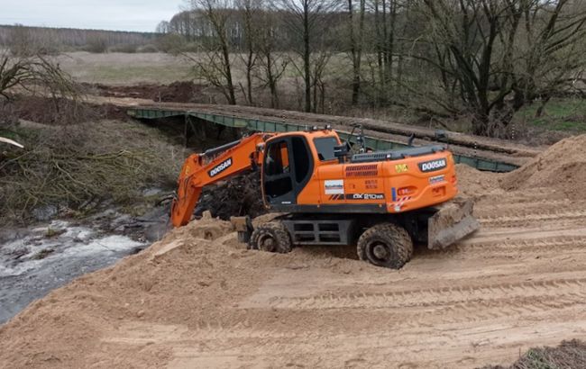 "Укравтодор" возводит второй временный проезд возле разрушенного моста на дороге Киев - Чернигов